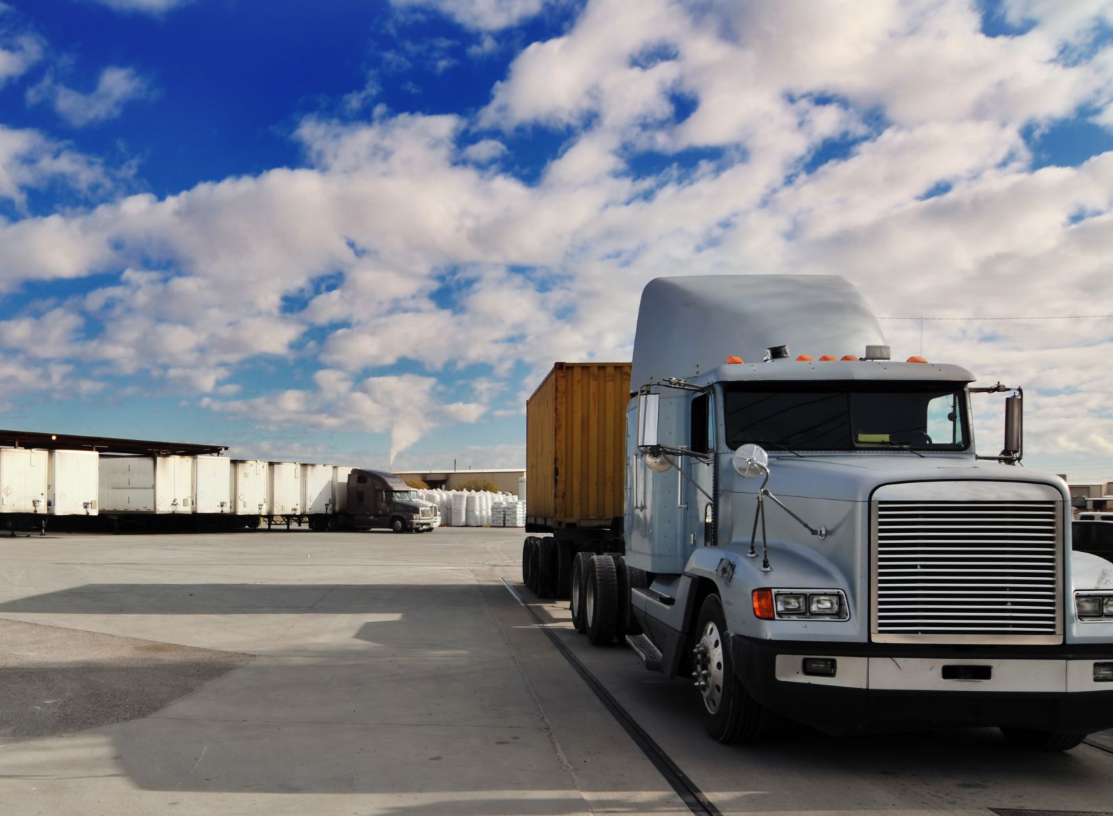 Mastering Multimodal Transport: Trucking, Drayage, and Beyond Image